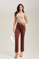 Calça Jeans Reta Modeladora Cós Alto Barra Corte a Laser Coffee