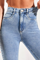Calça Jeans Reta Modeladora Revolucionária Cós Super Alto Barra Corte a Laser Clara