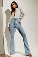Calça Jeans Flare Modeladora Revolucionária Cós Super Alto Barra Corte a Laser Clara