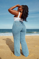 Calça Jeans Wide Leg Basic Cós Super Alto Barra Corte a Laser Clara