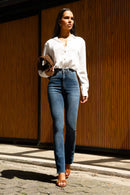 Calça Jeans Reta Modeladora Essencial Cós Super Alto Barra Corte a Laser